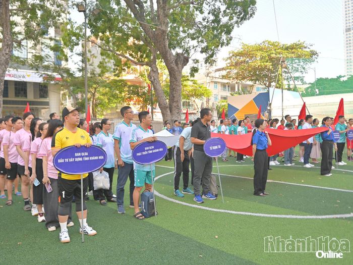 Các đoàn vận động viên tham dự hội thao.