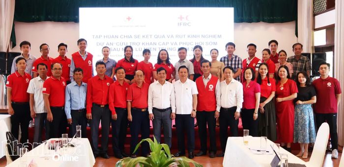 Các đại biểu dự hội nghị chụp hình lưu niệm.