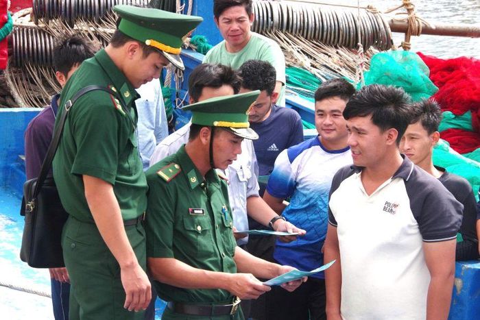 Cán bộ, chiến sĩ Đồn Biên phòng Cửa khẩu cảng Cà Ná tuyên truyền cho ngư dân nâng cao ý thức chấp hành nghiêm các quy định.