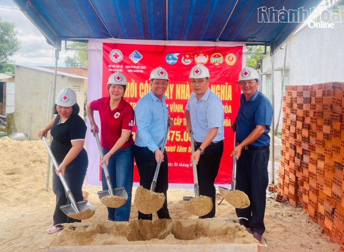 Các đại biểu thực hiện nghi thức khởi công xây dựng nhà cho gia đình bà Cao Thị Tre.