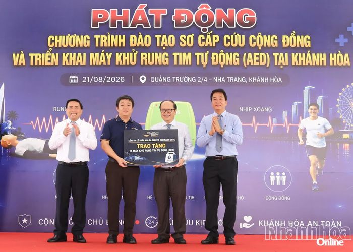 Đại diện Công ty Cổ phần Nhà ga Quốc tế Cam Ranh tặng 15 máy khử rung tim tự động cho Sở Y tế.