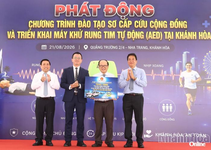 Đại diện Tập đoàn Vingroup tặng 5 xe cấp cứu chuyên dụng đặc biệt và 50 máy khử rung tim tim tự động cho Sở Y tế. 