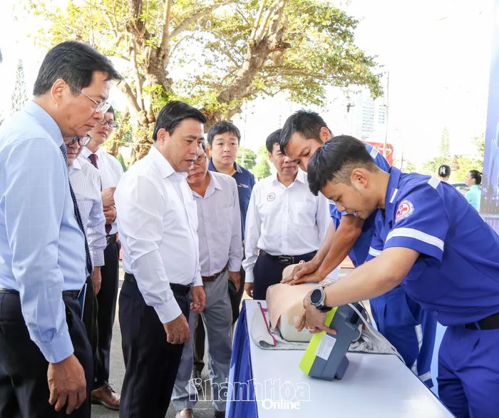 Các đồng chí lãnh đạo tỉnh tham quan việc sử dụng máy khử rung tim tự động.