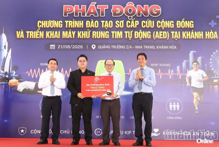 Đại diện Công ty Cổ phần đầu tư Sông Đà - Việt Đức tặng 10 máy khử rung tim tự động cho Sở Y tế.