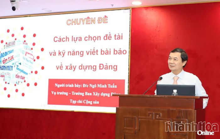 Đồng chí Ngô Minh Tuấn truyền đạt các nội dung tại hội nghị.