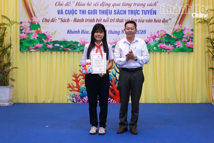 Ông Đinh Xuân Hương - Giám đốc Thư viện tỉnh Khánh Hòa trao giải nhất Cuộc thi Giới thiệu sách trực tuyến.