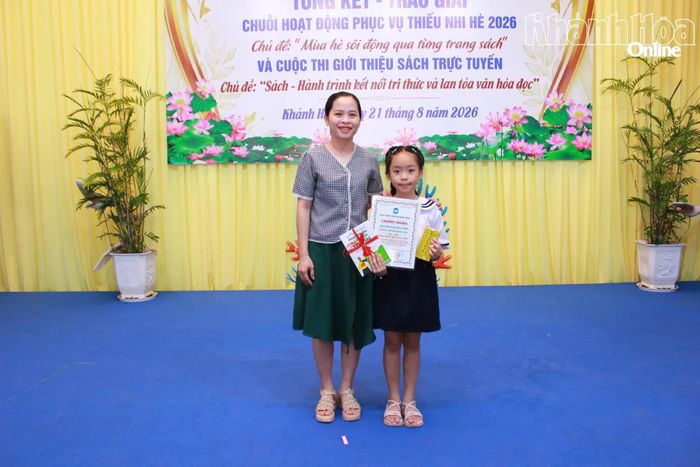 Em Trần Phạm Bảo Trân nhận giải "Video giới thiệu sách được yêu thích nhất". 