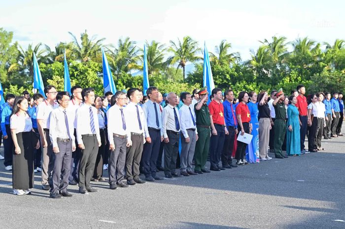 Các đại biểu thực hiện nghi lễ chào cờ.