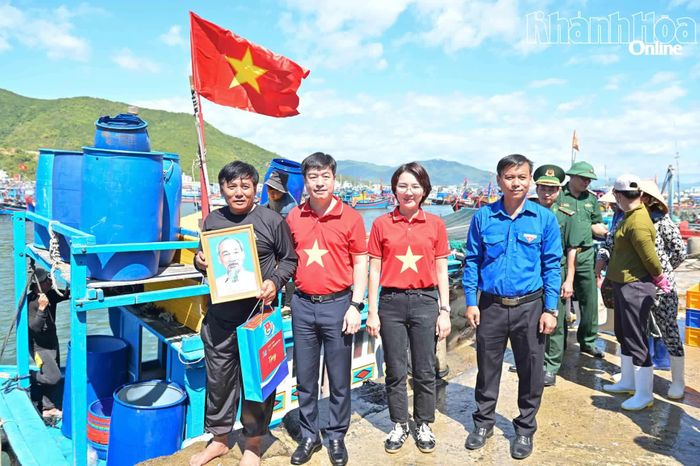 Tặng cờ Tổ quốc, ảnh chân dung Chủ tịch Hồ Chí Minh và quà cho các ngư dân vươn khơi bám biển.
