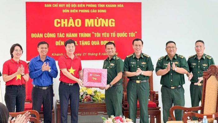 Đoàn thăm, tặng quà cho cán bộ, chiến sĩ Đồn Biên phòng Cầu Bóng.