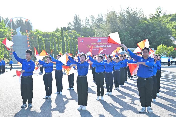 Đồng diễn cờ Semaphore tại Khu tưởng niệm chiến sĩ Gạc Ma.