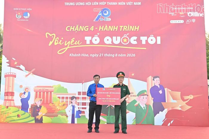 Tập đoàn Công nghiệp - Viễn thông Quân đội trao bảng tượng trưng công trình “Thắp sáng đường quê” cho lãnh đạo Tỉnh đoàn Khánh Hòa.