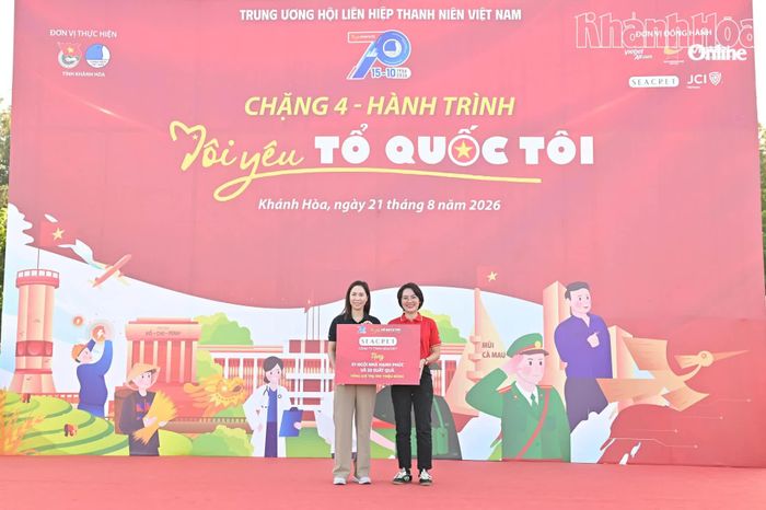 Công ty TNHH Seacret trao bảng tượng trưng hỗ trợ công trình “Ngôi nhà hạnh phúc” cùng các phần quà cho người dân có hoàn cảnh khó khăn.