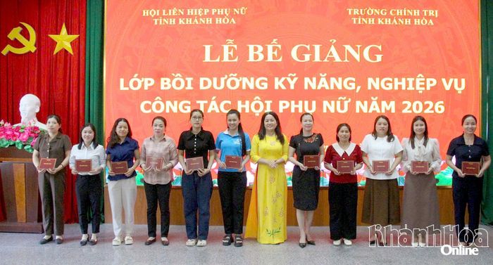 Lãnh đạo Hội Liên hiệp Phụ nữ tỉnh trao chứng nhận hoàn thành lớp bồi dưỡng cho các học viên.