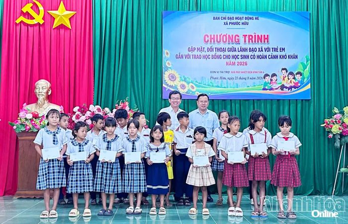 Ban tổ chức trao học bổng cho các học sinh.