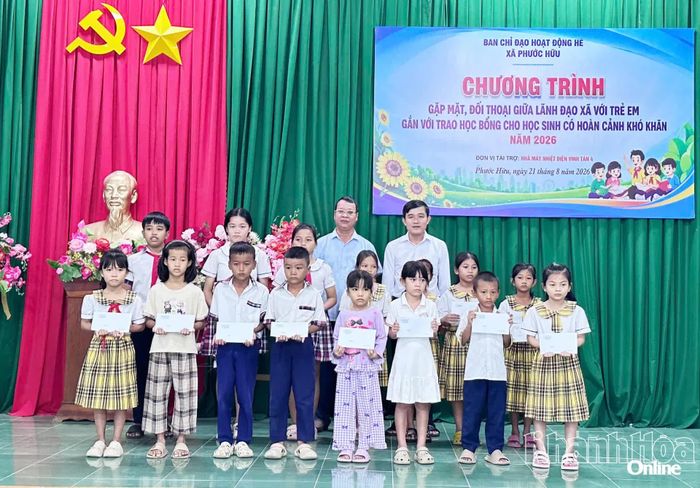 Các học sinh nhận học bổng.