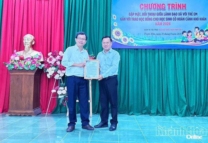 Lãnh đạo UBND xã Phước Hữu trao thư cảm ơn cho đơn vị tài trợ.