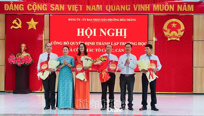 Lãnh đạo phường Hòa Thắng trao quyết định bổ nhiệm Hiệu trưởng, Phó Hiệu trưởng Trường THCS Hòa Thắng.