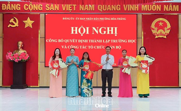 Lãnh đạo phường Hòa Thắng trao quyết định bổ nhiệm Hiệu trưởng, Phó Hiệu trưởng Trường Mầm non Hòa Thắng.