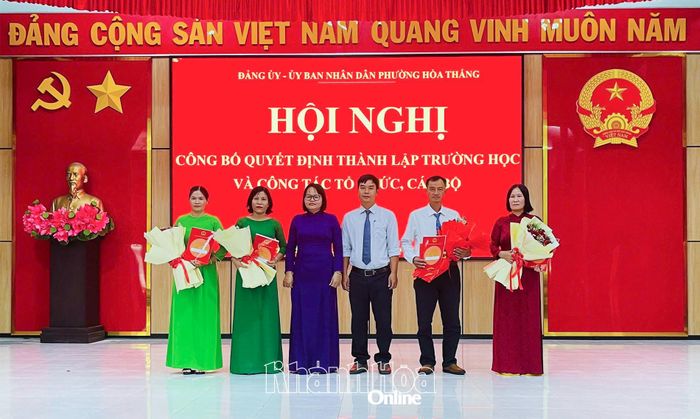 Lãnh đạo phường Hòa Thắng trao quyết định bổ nhiệm Hiệu trưởng, Phó Hiệu trưởng Trường Tiểu học Hòa Thắng.