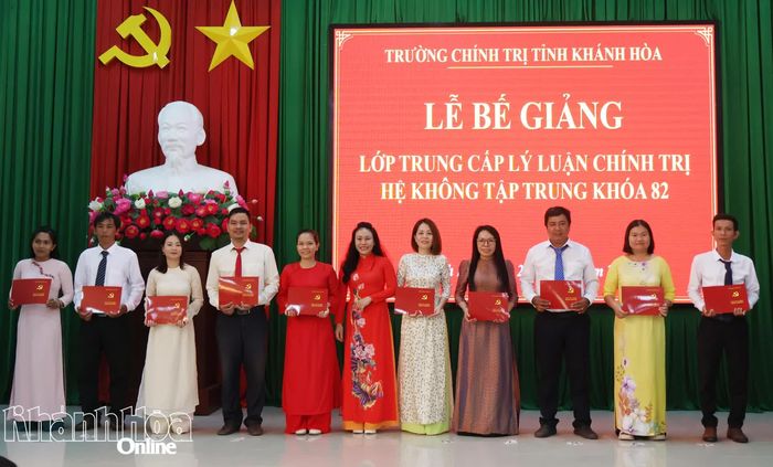 Lãnh đạo Trường Chính trị tỉnh Khánh Hòa trao bằng tốt nghiệp cho các học viên.
