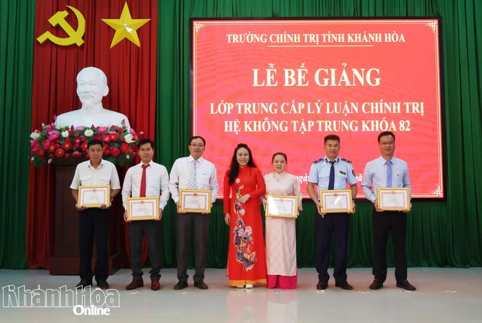 Lãnh đạo Trường Chính trị tỉnh Khánh Hòa trao giấy khen cho các học viên.