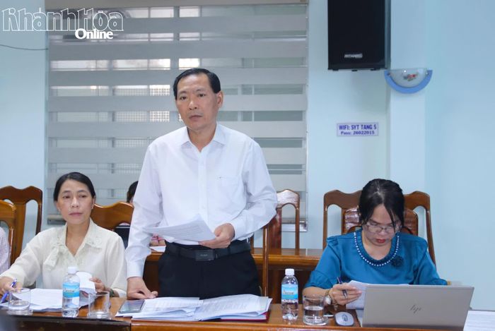 Thành viên đoàn giám sát phát biểu ý kiến tại buổi làm việc.