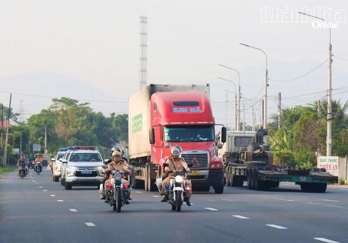 Lực lượng Cảnh sát giao thông đường bộ tuần tra, kiểm soát trên tuyến Quốc lộ 1.