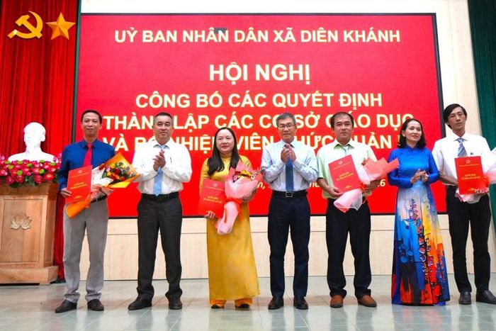 Lãnh đạo xã Diên Khánh trao quyết định bổ nhiệm và tặng hoa chúc mừng Hiệu trưởng, Phó Hiệu trưởng Trường THCS Diên Khánh.