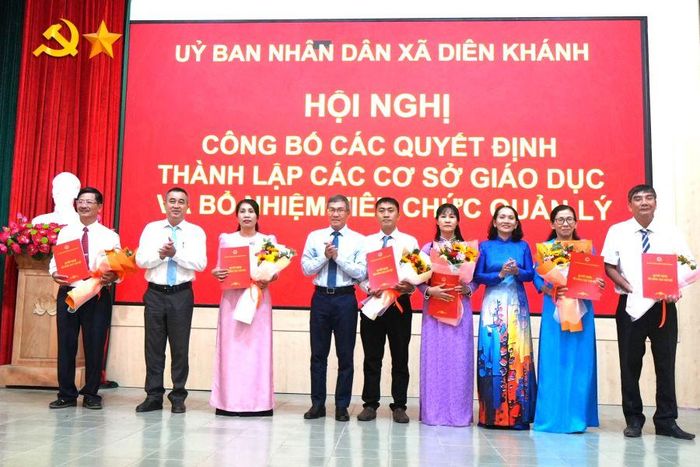 Lãnh đạo xã Diên Khánh trao quyết định bổ nhiệm và tặng hoa chúc mừng Hiệu trưởng, Phó Hiệu trưởng Trường Tiểu học Diên Khánh.