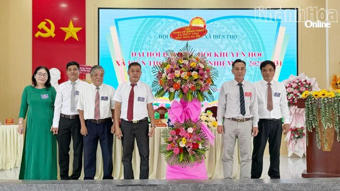 Lãnh đạo Đảng ủy, HĐND, UBND xã tặng hoa chúc mừng đại hội.