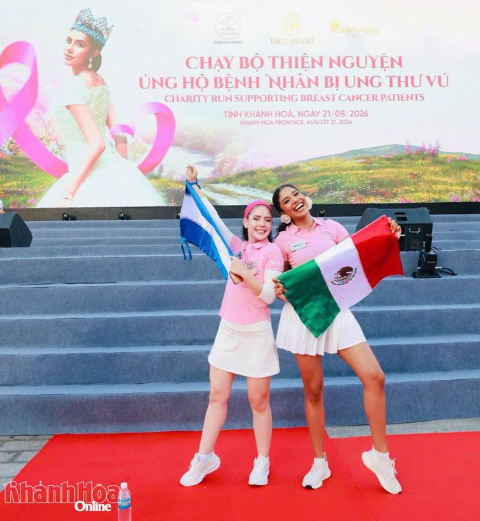 Thí sinh Nicaragua và thí sinh Mexico thể hiện sự thân thiện.