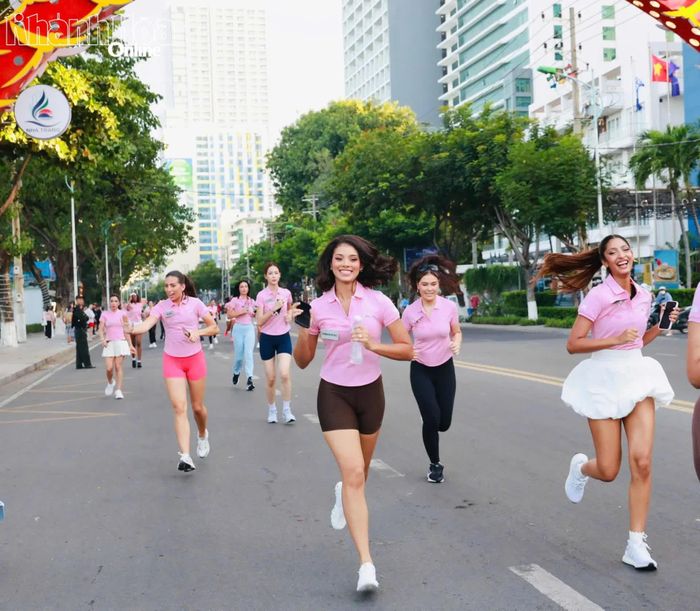 Những bước chân khỏe khoắn trên đường chạy.