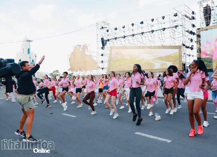 Các thí sinh khởi động trước khi chạy bộ.