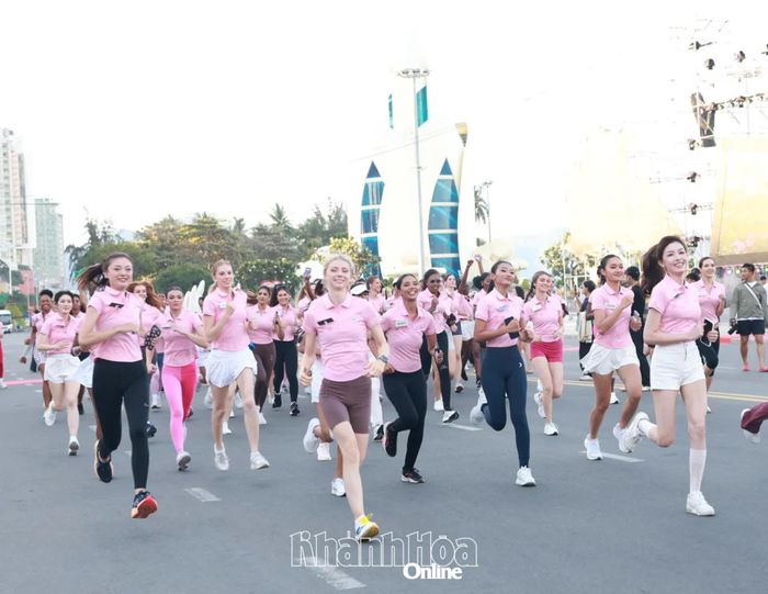 Sau hiệu lệnh xuất phát, các thí sinh Miss World 2026 chạy trên đường Trần Phú, phường Nha Trang.