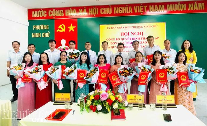 Ban Thường vụ Đảng ủy phường Ninh Chử chụp hình lưu niệm cùng các cá nhân được tiếp nhận, điều động và bổ nhiệm.
