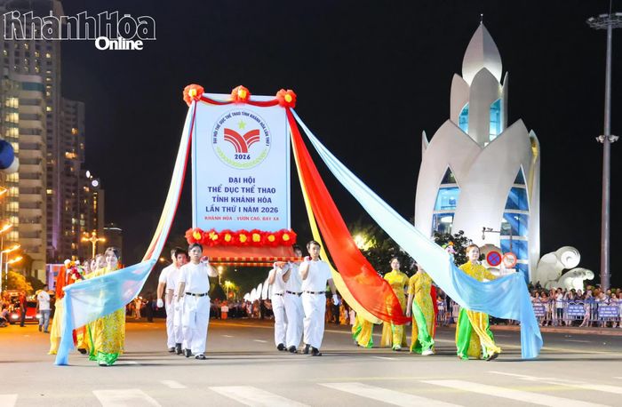 Khối kiệu biểu tượng Đại hội Thể dục thể thao tỉnh Khánh Hòa lần thứ I năm 2026 diễu hành.