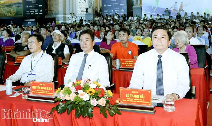 Các đồng chí lãnh đạo tỉnh tham dự lễ khai mạc đại hội.