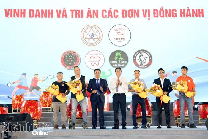 Đồng chí Nguyễn Long Biên tặng hoa tri ân các cơ quan, doanh nghiệp trên địa bàn tỉnh.