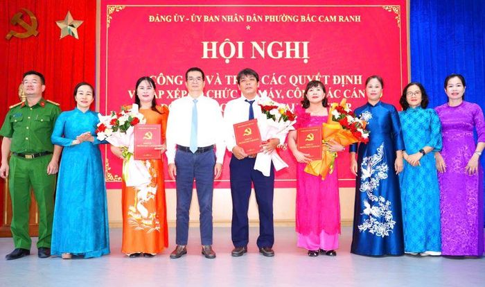 Lãnh đạo Đảng ủy phường Bắc Cam Ranh trao quyết định thành lập các chi bộ trường học mới.
