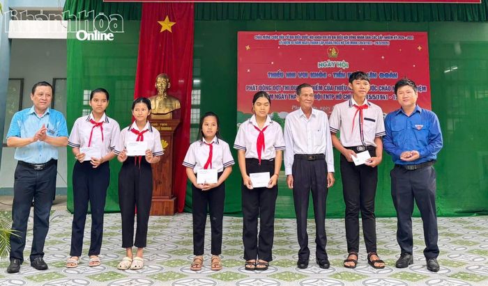 Đoàn xã Phước Hữu trao học bổng "Thắp sáng ước mơ" cho học sinh có hoàn cảnh khó khăn.