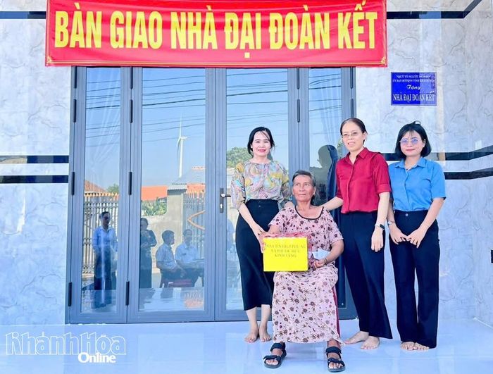 Hội Liên hiệp Phụ nữ xã Phước Hữu tặng quà cho gia đình bà Vạn Thị Rạ.