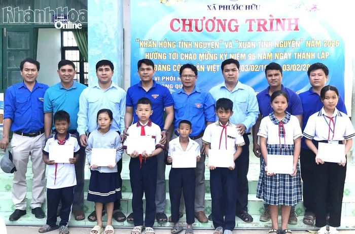 Đoàn xã Phước Hữu trao quà cho học sinh có hoàn cảnh khó khăn.