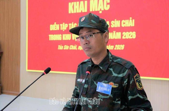 Đồng chí Nguyễn Văn Thao - Bí thư Đảng ủy, Chủ tịch HĐND xã, Trưởng Ban Tổ chức phát biểu khai mạc diễn tập.