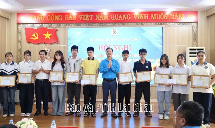 Lãnh đạo Ban Tuyên giáo Tỉnh ủy và LĐLĐ tỉnh trao giấy chứng nhận cho học sinh là con đoàn viên công đoàn đạt giải trong kỳ thi học sinh giỏi cấp quốc gia, cấp tỉnh các môn học và Hội thi Nghiên cứu khoa học kỹ thuật năm học 2025-2026.