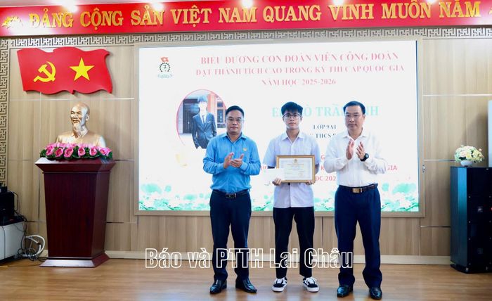 Đồng chí Tống Thanh Bình - Phó Chủ tịch Thường trực Ủy ban MTTQ Việt Nam và đồng chí Lương Xuân Trường - Chủ tịch LĐLĐ tỉnh trao giấy chứng nhận cho học sinh là con đoàn viên công đoàn đạt giải trong kỳ thi học sinh giỏi cấp quốc gia, cấp tỉnh các môn học và Hội thi Nghiên cứu khoa học kỹ thuật năm học 2025-2026.