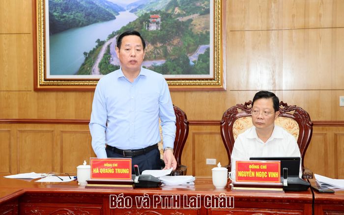 Đồng chí Hà Quang Trung - Phó Bí thư Tỉnh ủy, Chủ tịch UBND tỉnh trình tờ trình về việc phân bổ, giao bổ sung dự toán ngân sách cho các cơ quan, đơn vị khối tỉnh và các xã, phường để thực hiện các nhiệm vụ phát sinh năm 2026. 