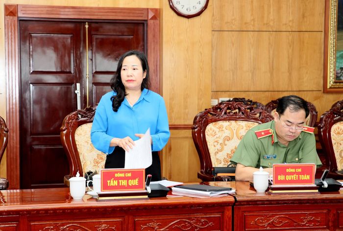 Đồng chí Tẩn Thị Quế - Phó Chủ tịch Thường trực HĐND tỉnh trình tờ trình xin chủ trương tổ chức Kỳ họp thứ sáu (kỳ họp chuyên đề) HĐND tỉnh khóa XVI, nhiệm kỳ 2026-2031. 