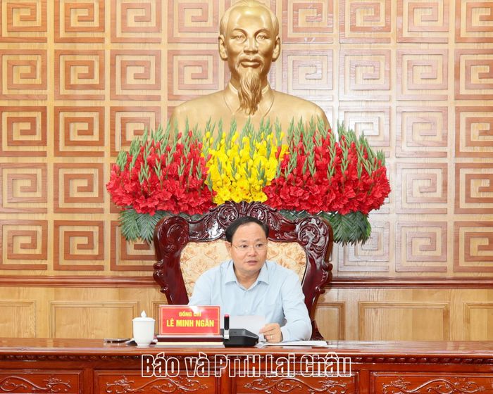 Đồng chí Lê Minh Ngân - Bí thư Tỉnh ủy, Chủ tịch HĐND tỉnh chủ trì cuộc họp. 