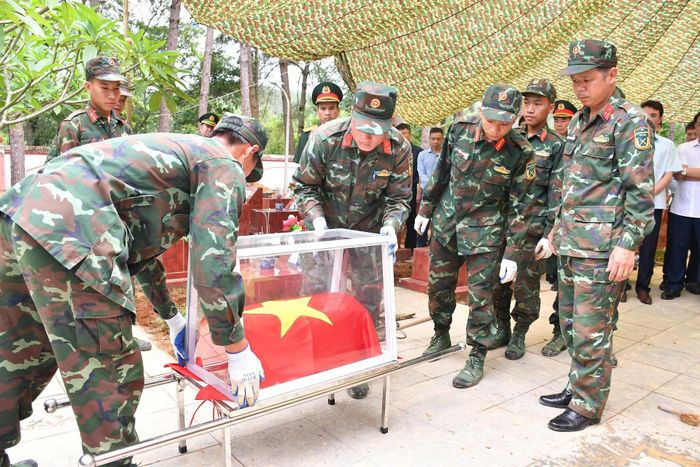 Các lực lượng thực hiện nhiệm vụ tại Nghĩa trang Liệt sĩ xã Than Uyên.